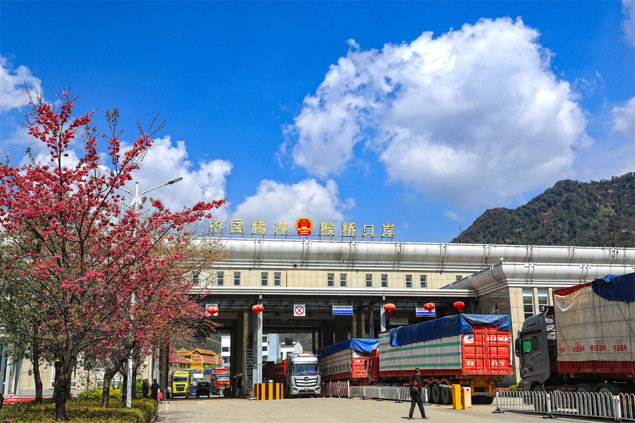 图为腾冲猴桥口岸联检楼。新华社发（刘正凡 摄）