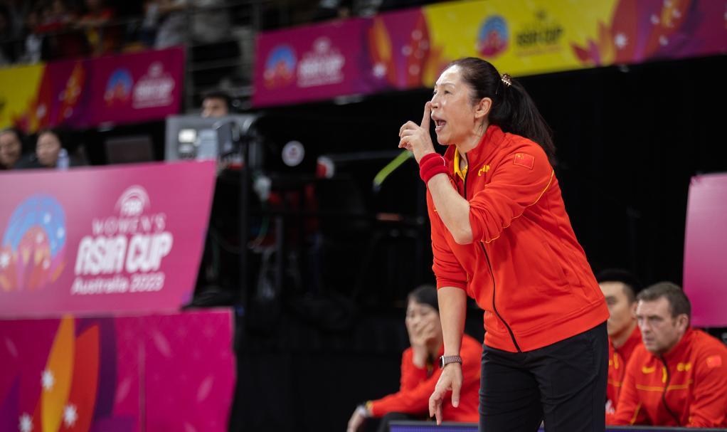 6月28日，中国队主教练郑薇在场边指导。新华社发（胡泾辰摄）
