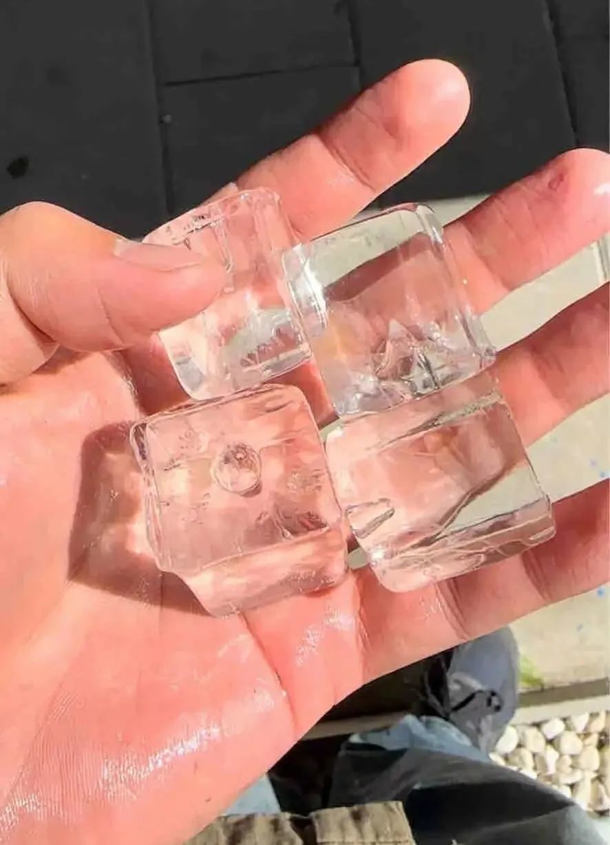 制冰机冻出来的方形冰|图源：小红书@77！，已获授权