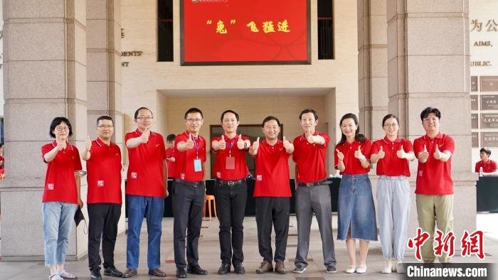 图为：浙江省杭州第二中学教师为高三考生送祝福 浙江省杭州第二中学供图