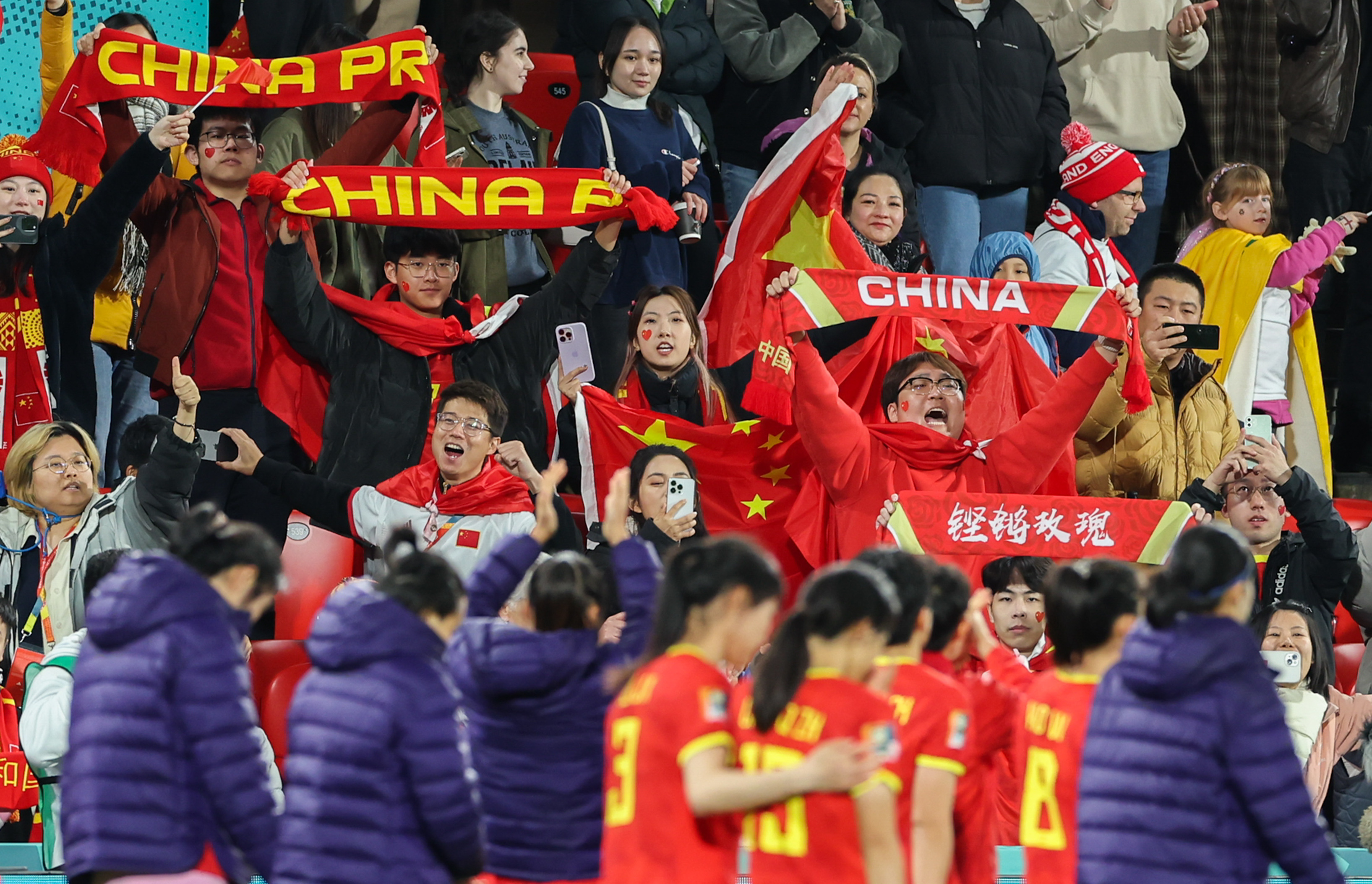 8月1日，中国队球迷为离场的中国队球员鼓劲加油。新华社记者丁汀摄