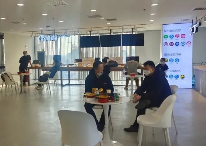 1月9日,提现困难的商家来到哗啦啦总部讨要说法