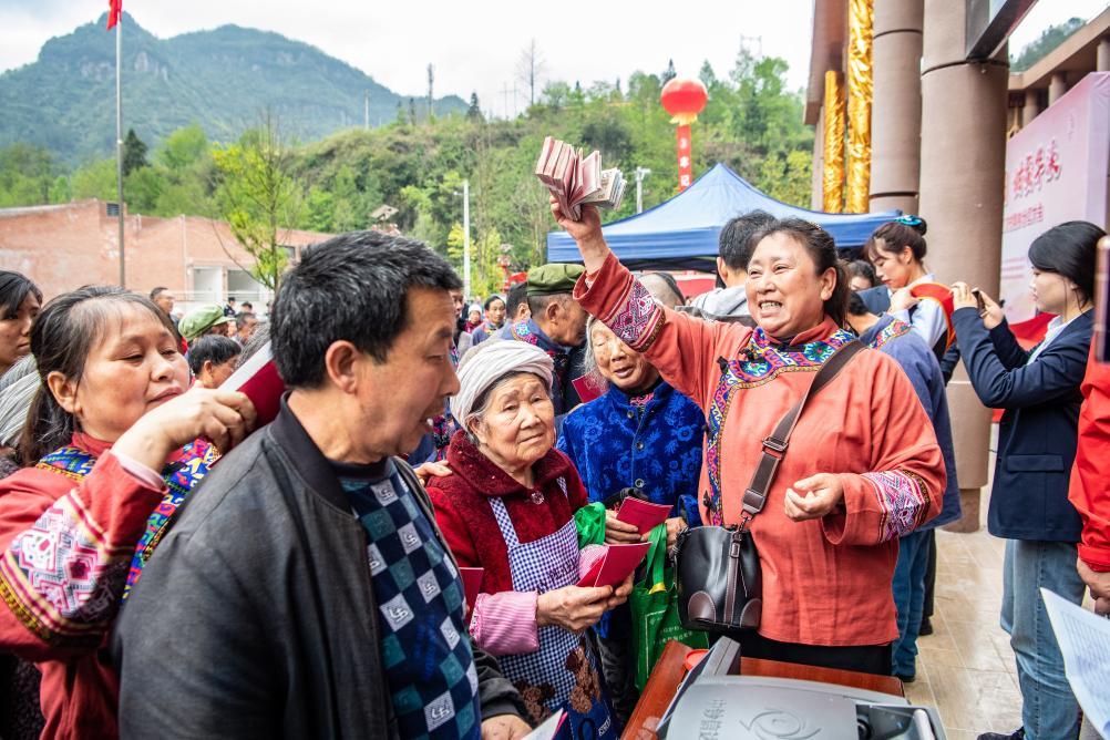 4月13日，在华溪村第五届分红大会上，村民在排队领取分红。新华社记者 唐奕 摄