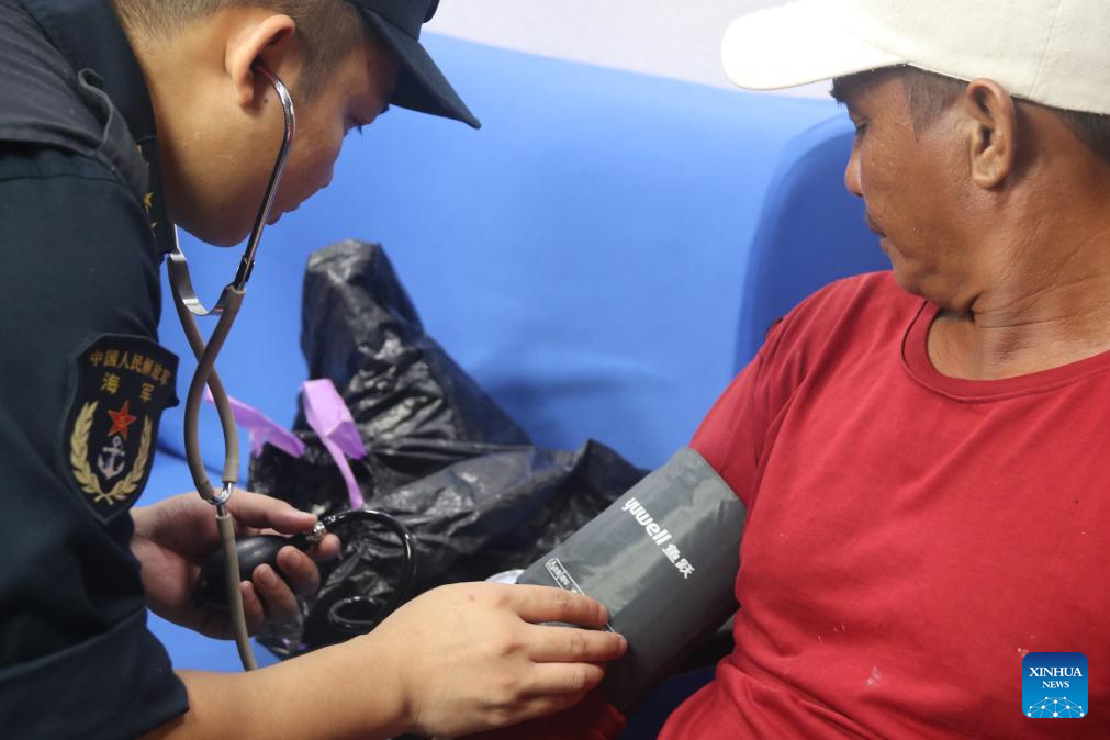 “阿坝舰”上医务人员为受伤的菲律宾渔民提供救治 图自新华社英文