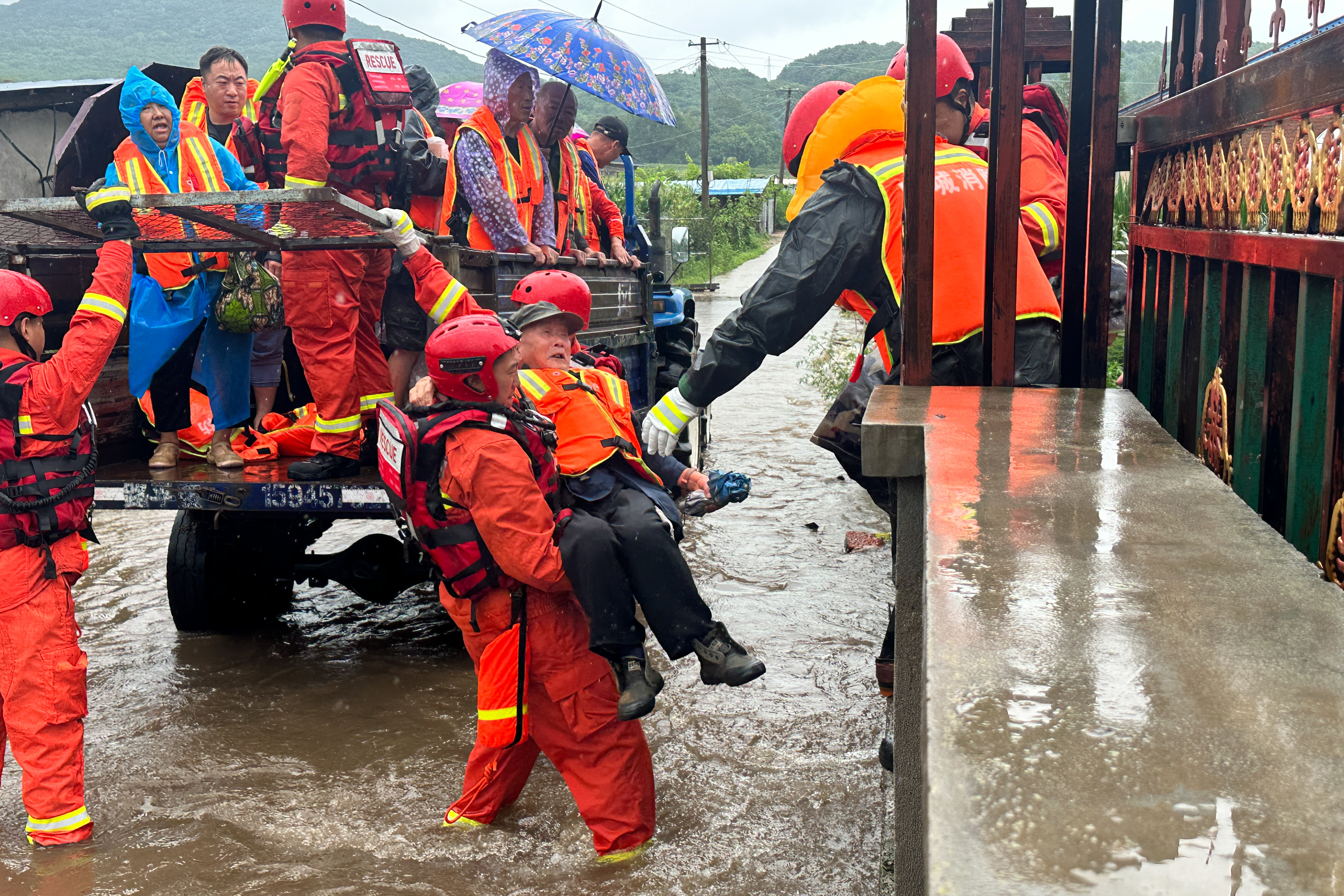 新华全媒丨落实防汛救灾措施保障人民群众生命财产安全东北各界抗击