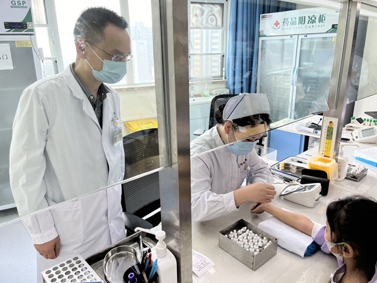 武汉一名患儿在做皮肤点刺试验检测过敏原。
