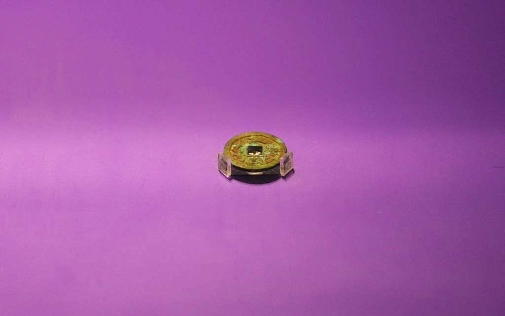 西安大唐西市博物馆收藏的突骑施汗国古钱币。新华社记者眭黎曦摄