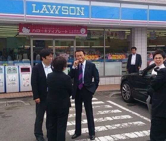· 2013年，麻生太郎在便利店门口吃冰淇淋。