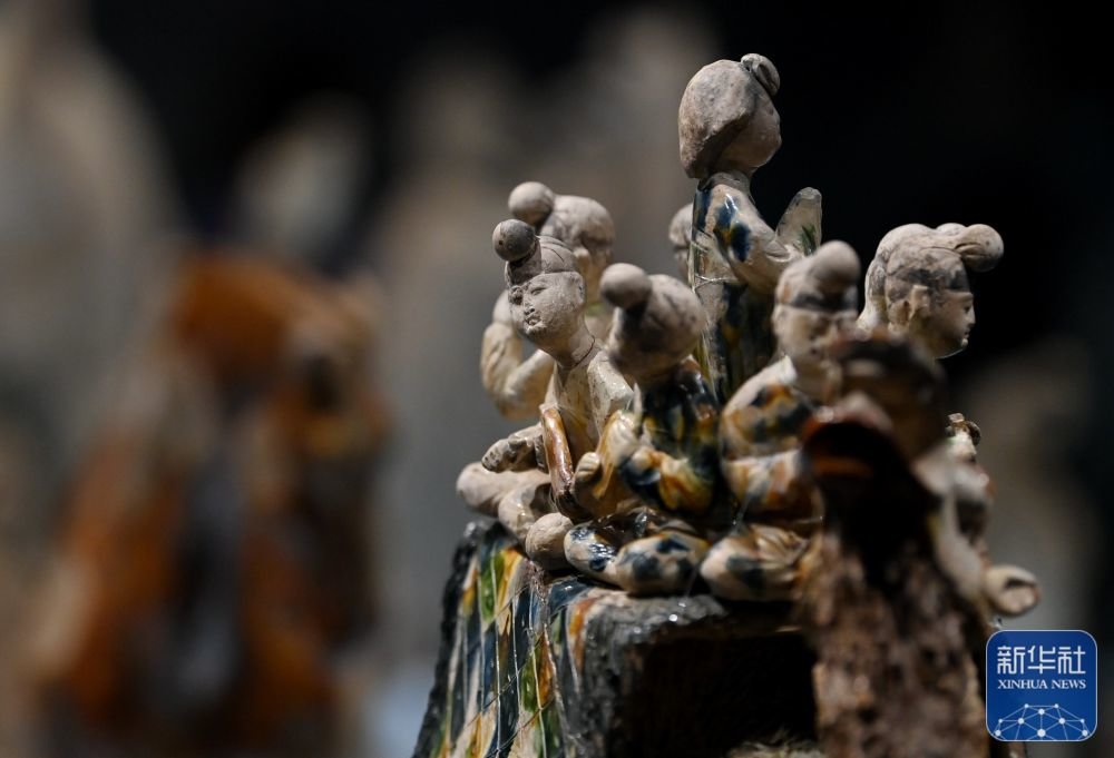 这件唐三彩骆驼载乐俑既是唐代文化艺术,制作工艺发达昌盛的重要物证