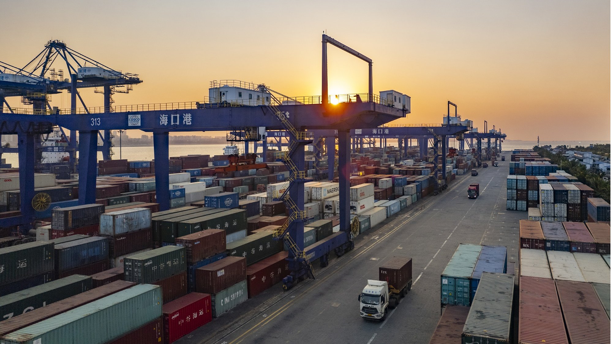 资料图:2023年3月10日,航拍海口港集装箱码头,现场一片繁忙景象.