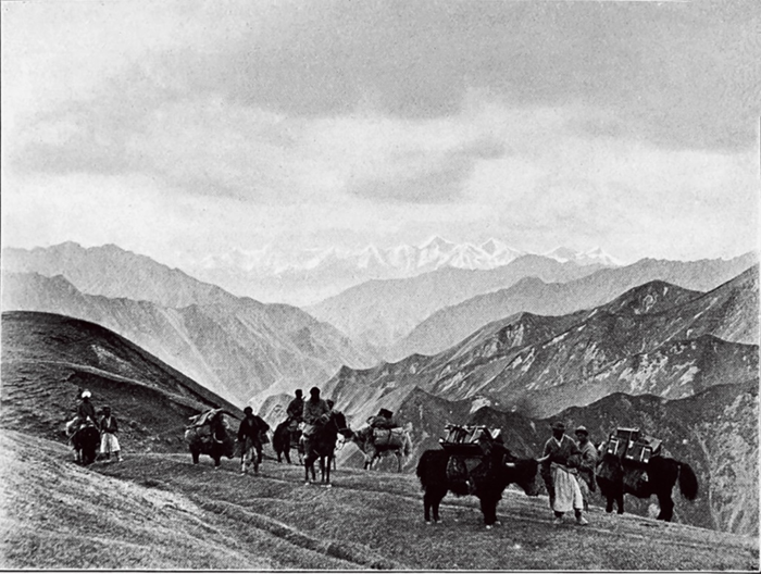 1906年6月6日，斯坦因一行在喀什卡苏山口顶部留影。（图/作者提供）