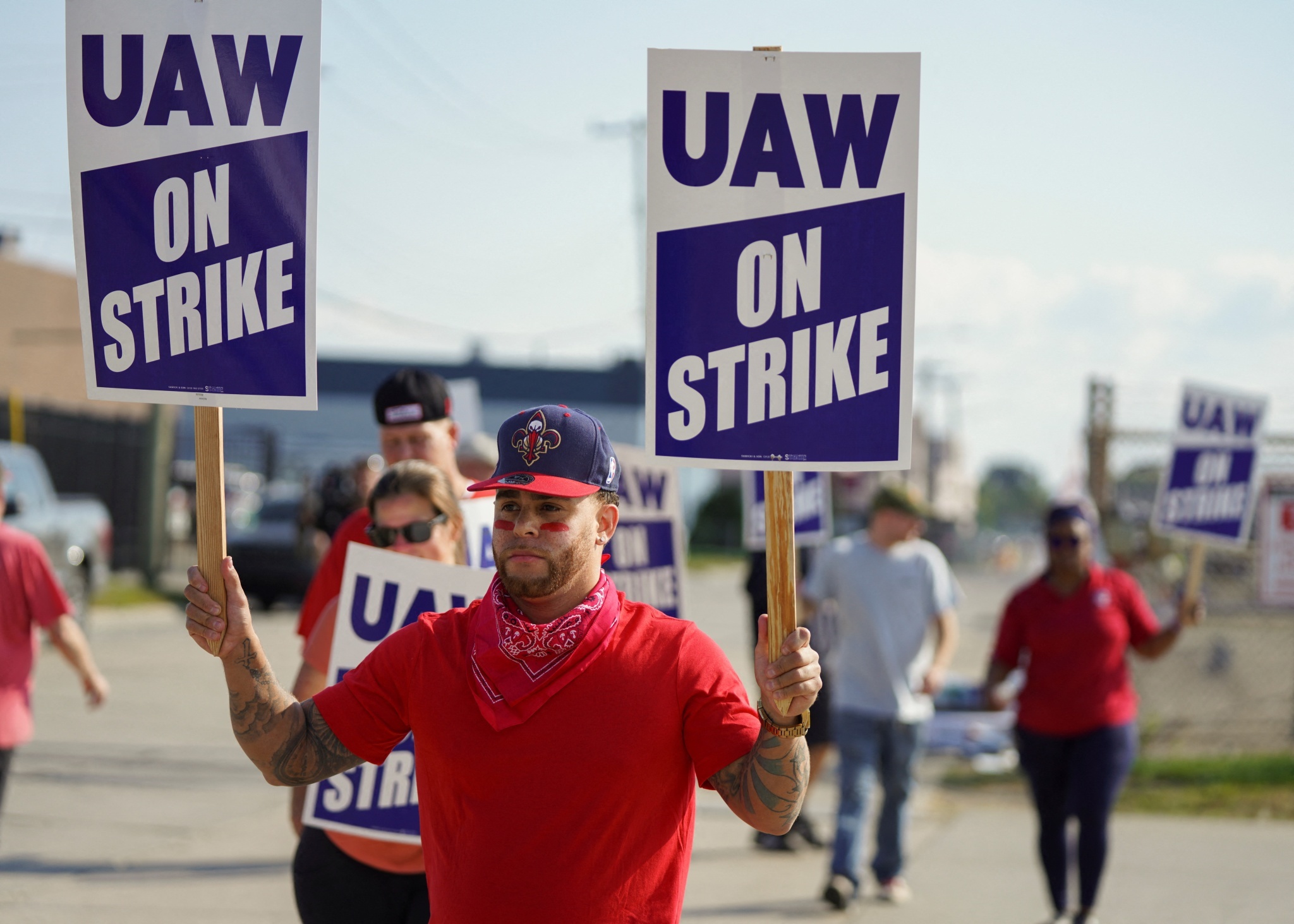 当地时间2023年9月22日，美国密歇根州，美国汽车工人联合会工人在Stellantis工厂外罢工示威。 澎湃影像 图