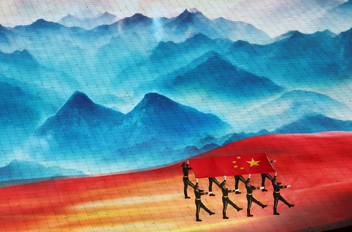 9月23日，中华人民共和国国旗入场。新华社记者 徐昱 摄