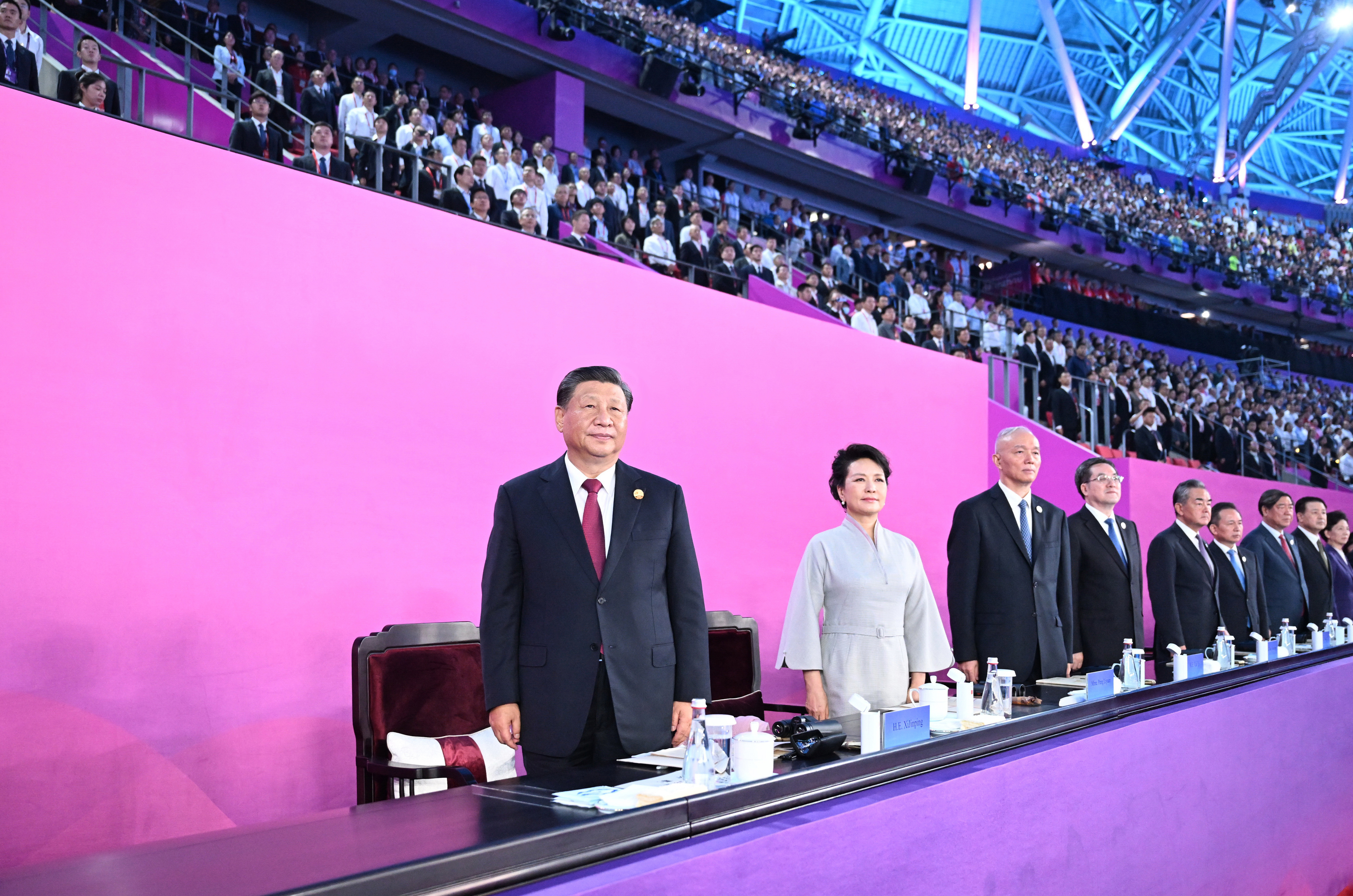 9月23日晚，第十九届亚洲运动会在浙江省杭州市隆重开幕。习近平、蔡奇、丁薛祥等党和国家领导人出席开幕式。