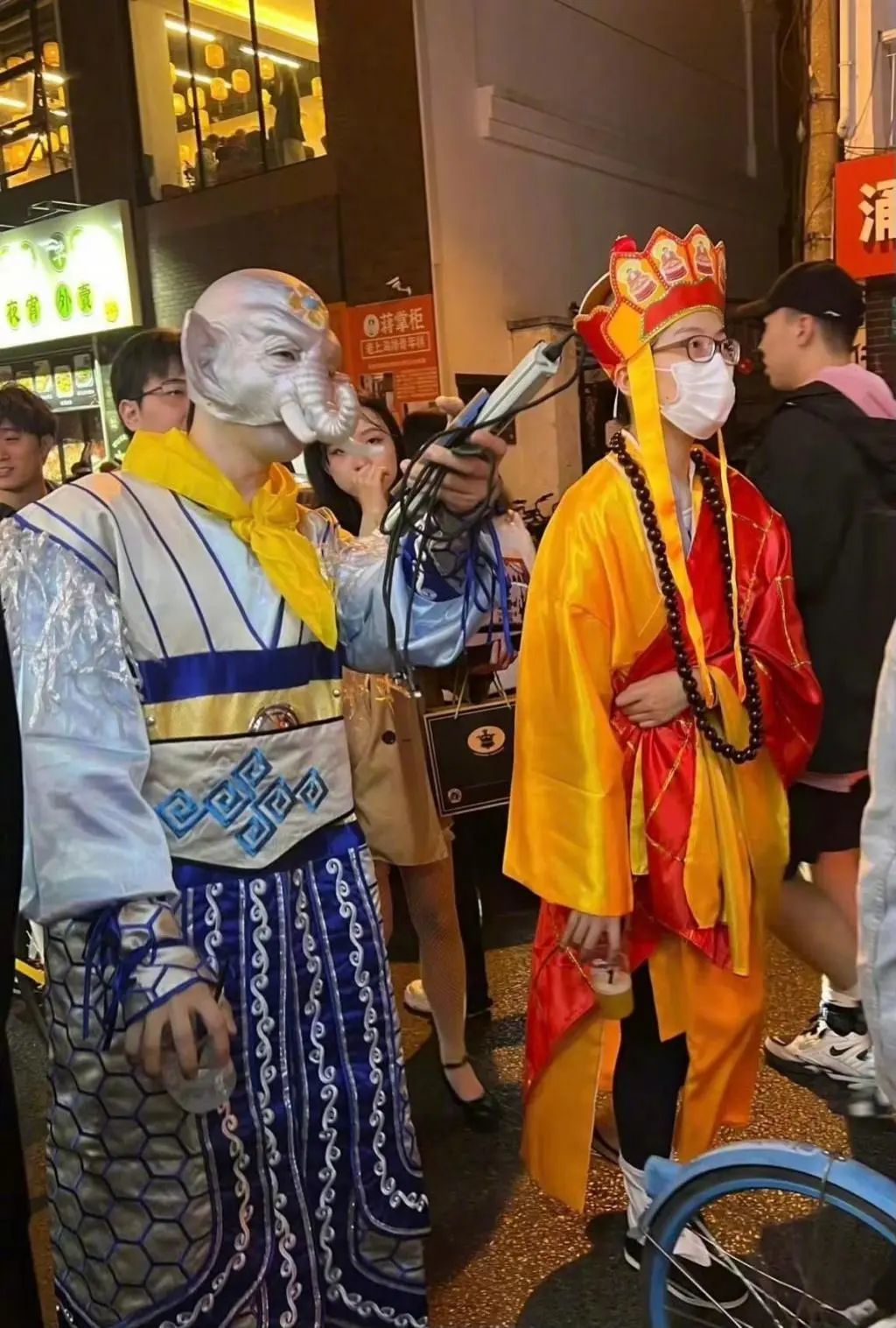 ▲一些新奇好玩的装扮在网上引起了关注和热议。