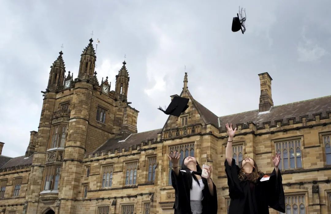 ◆2016年4月22日，悉尼大学举行毕业典礼后，两名留学生将毕业帽抛向空中庆祝。