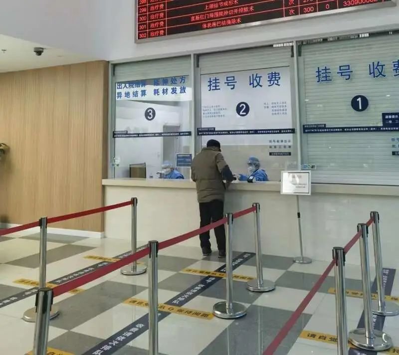 上海某社区卫生中心挂号处,只有一个患者在挂号