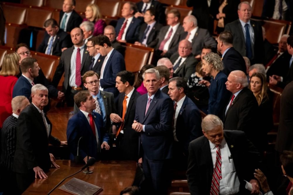 这是1月6日在美国华盛顿国会拍摄的凯文&middot;麦卡锡（中）。新华社记者刘杰摄