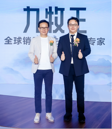 (左一为董事长林聪颖先生,右一为董事副总经理林泽桓先生)