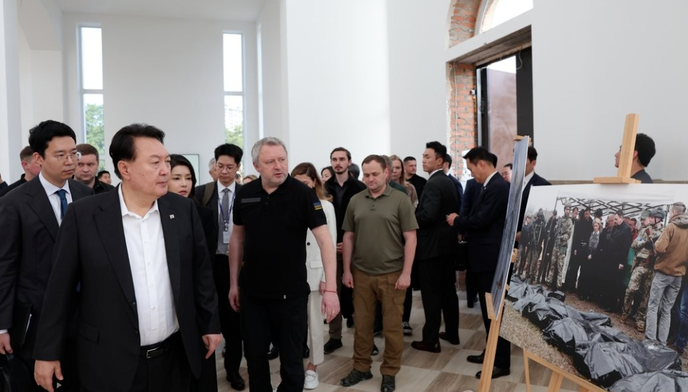 尹锡悦和其夫人金建希15日访乌期间参观“布恰事件”展览馆 图自韩媒