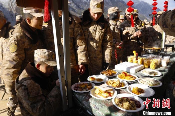 1月22日,各营美食区现场。 秦培嘉 摄
