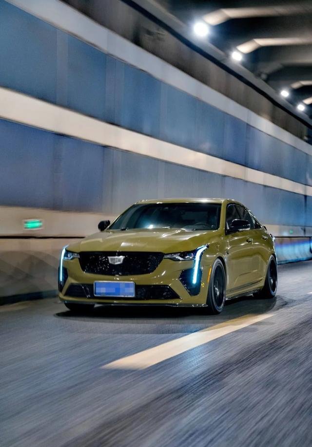 竞技走街范的凯迪拉克ct4颜值跟性能我都有