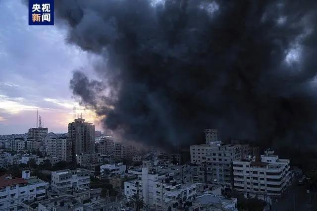 ▲遭受袭击后的加沙城浓烟滚滚