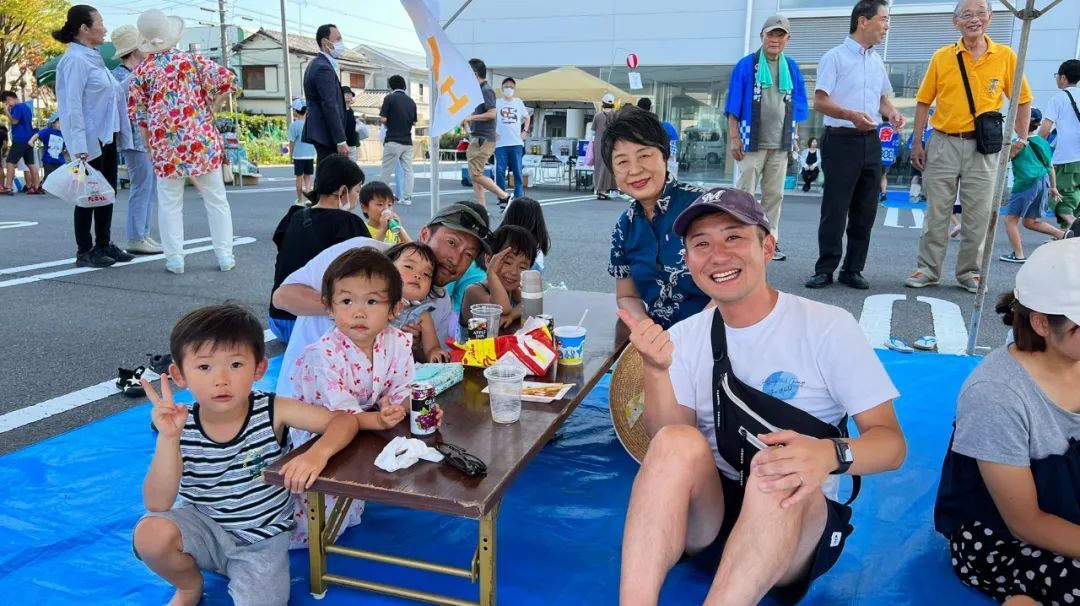 · 2023年，上川（跪坐持帽者）參加靜岡縣夏日祭。