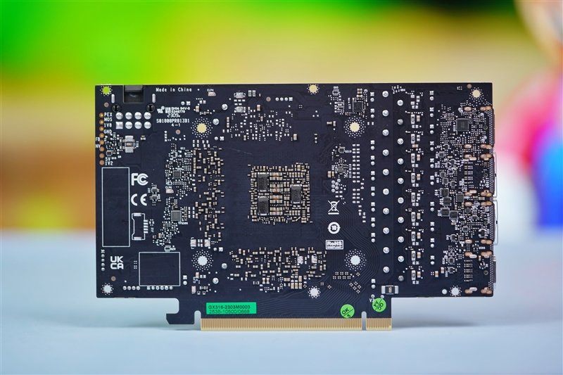 纤薄身材也能满血发挥!耕升RTX 4070踏雪评测:2K游戏通吃的高颜值显卡