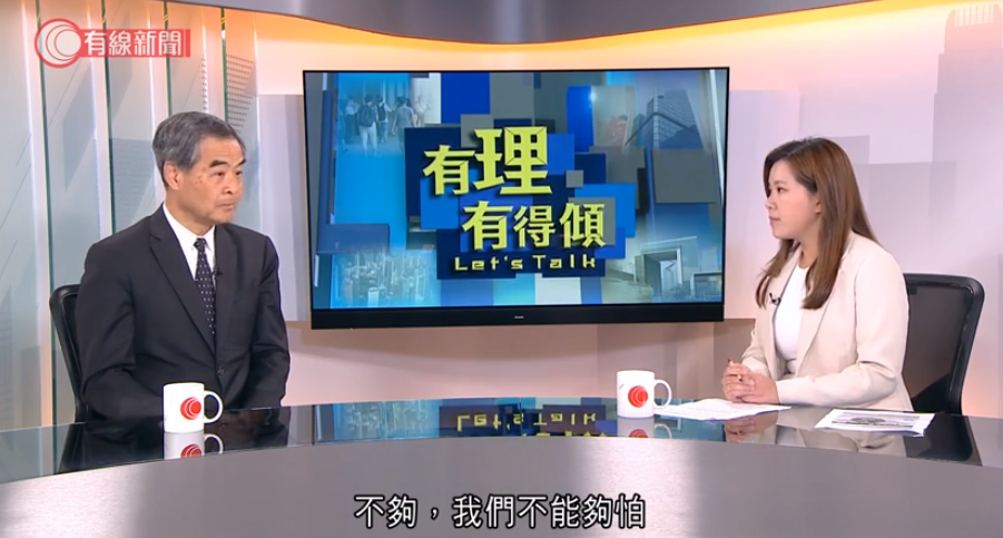 对于夏宝龙指出“决不允许区议会再被反中乱港分子操弄,成为祸害香港的‘柱脚’”,梁振英认为,香港区议会未必要通过选举产生。