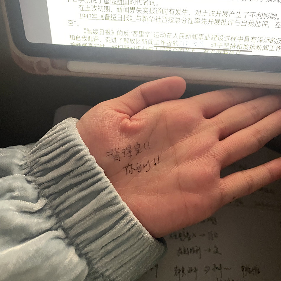 2022年12月23日,深夜在走廊背书,给自己加油。