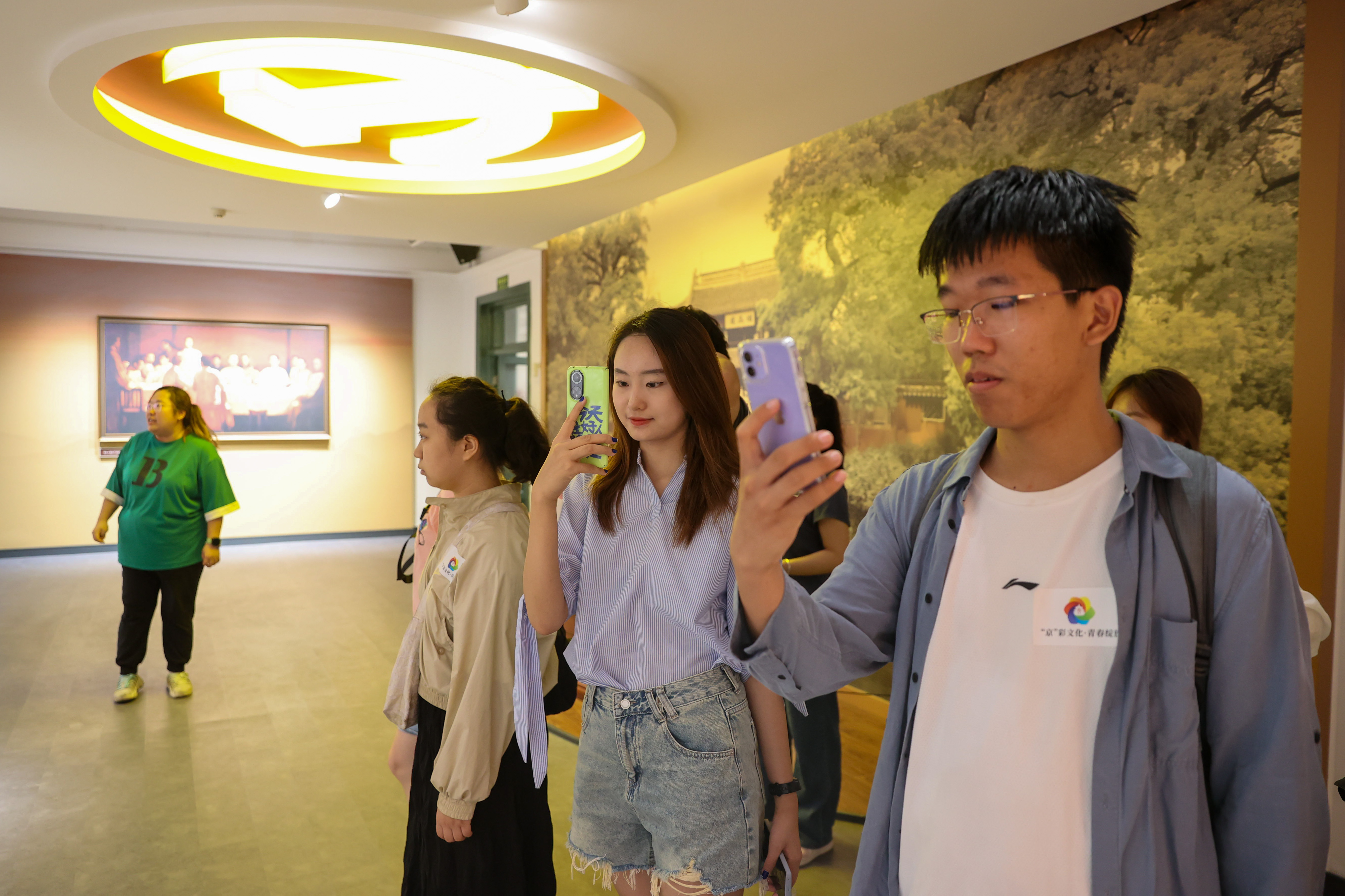 7月12日下午，中法大学旧址，大学生正在参观、拍摄。新京报记者 王子诚 摄