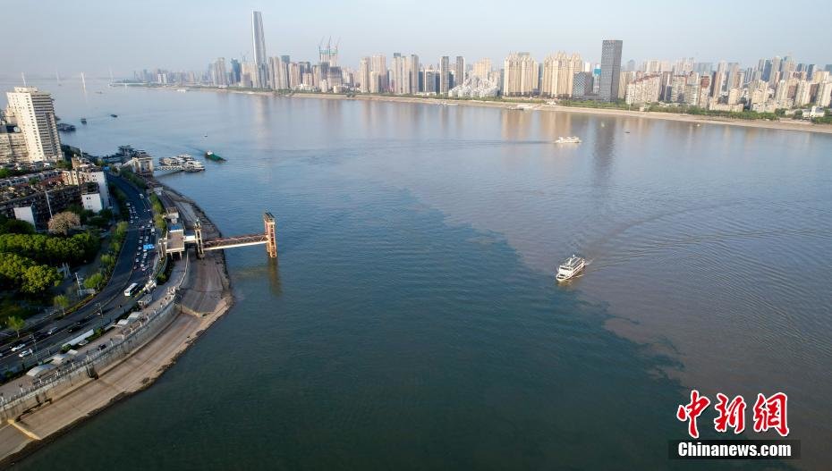 4月9日,航拍长江和汉江交汇处的湖北武汉汉口龙王庙江段,汉江水碧波荡漾,长江水呈现浊黄色,两江交汇口呈现“泾渭分明”的景观。
