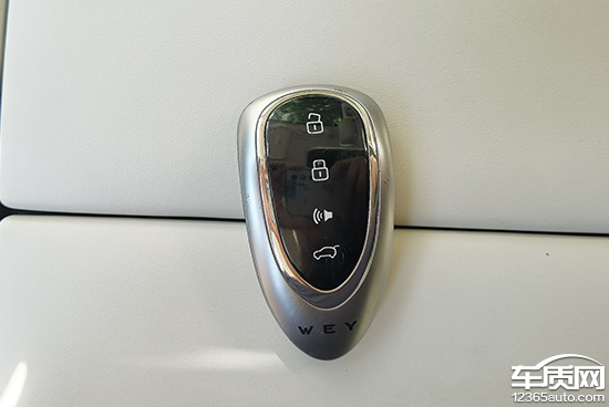2023款魏牌蓝山dht-phev配备了前排无钥匙进入功能,使用时触碰门把手