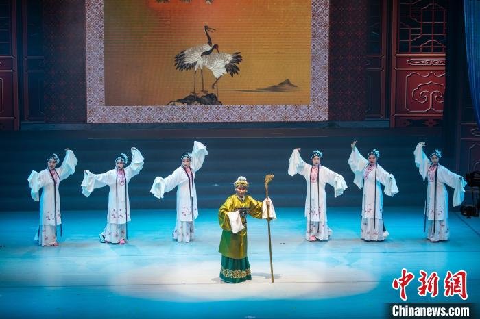 国家二级演员刘乃茹表演扬剧《百岁挂帅·杨家还有女子兵》。 龚春海 摄