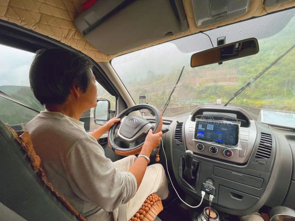 张瀛正在省道上开车。朱雅文 摄