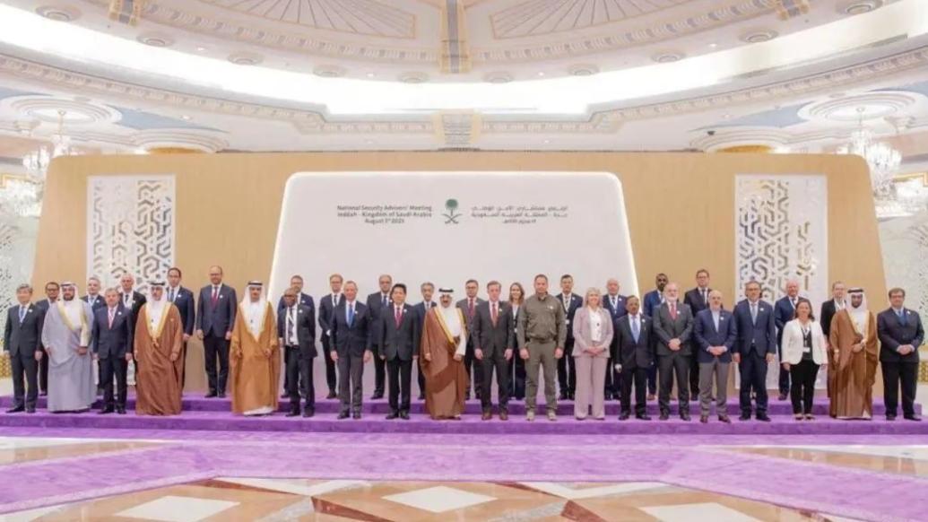 当地时间8月6日，40多个国家代表在沙特吉达参加乌克兰问题国际会议，在会后合影。