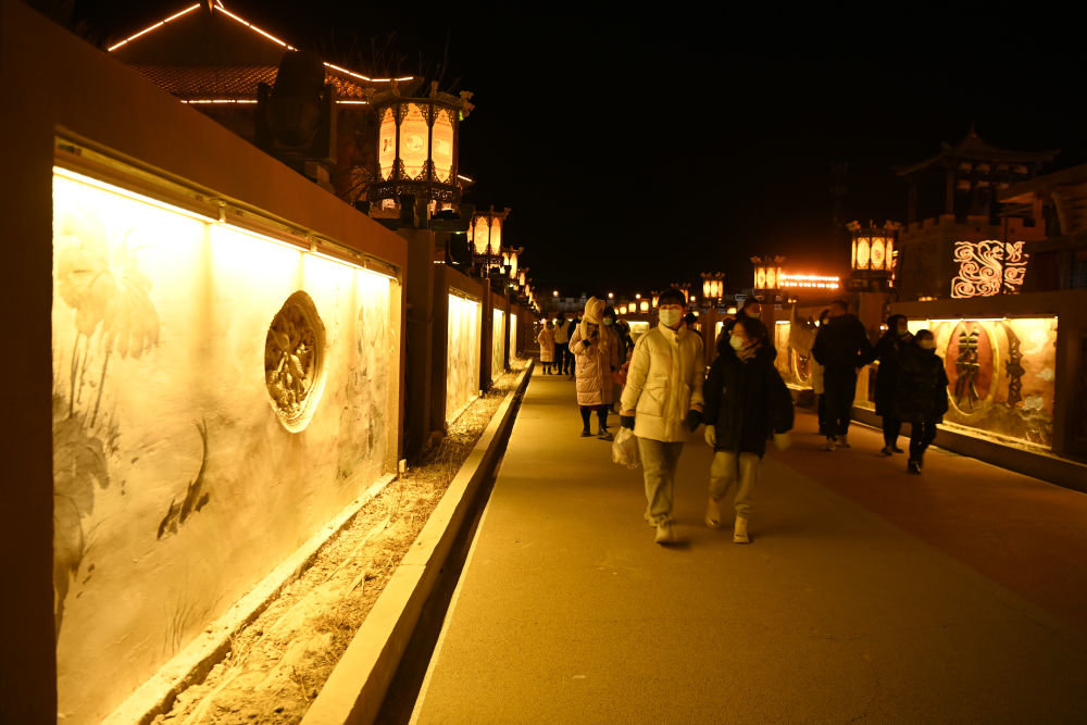 1月31日，游客在甘肃省张掖市甘州区九曲黄河灯阵游览。（新华社记者 范培珅 摄）