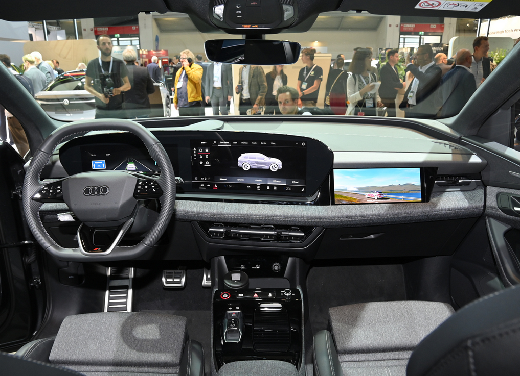 和保时捷同平台 奥迪Q6 e-tron亮相 副驾屏幕有点尴尬