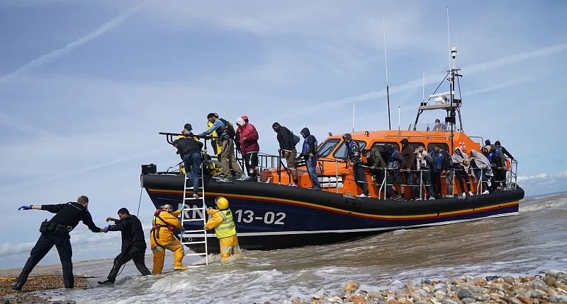 2021年9月13日，英国皇家海军在英吉利海峡发现一只非法移民船。图源：视觉中国
