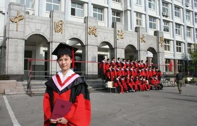 ● 毕业于中国政法大学的翁静晶