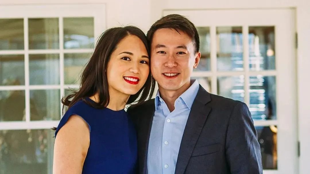 周受资在美国读商学院期间认识了他的妻子Vivian Kao