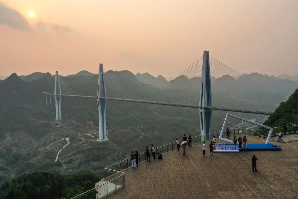 游客在贵州平罗高速公路“天空之桥”观光服务区观景台观赏平塘特大桥（2023年4月13日摄，无人机照片）。新华社记者 杨文斌 摄