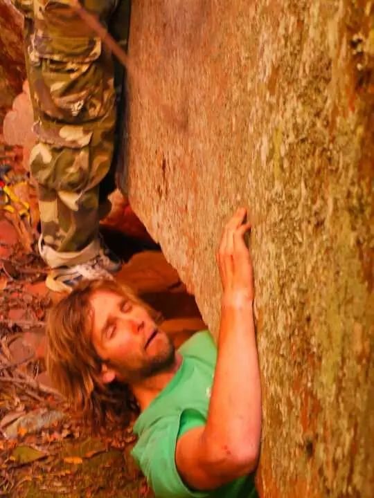 “要被岩缝吃掉了”