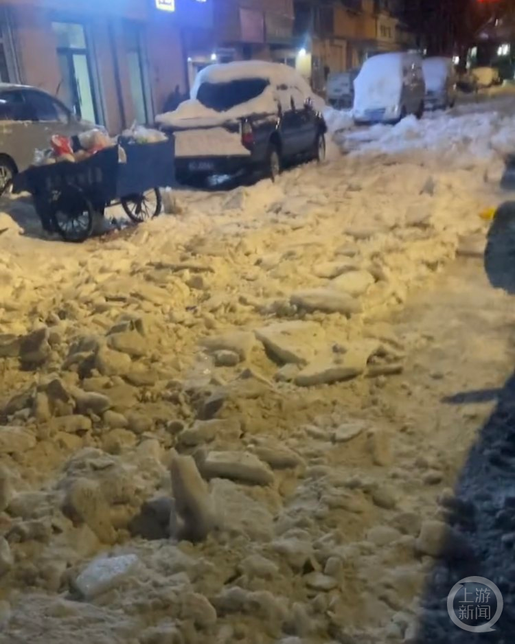 居民反映部分道路无人清雪。 视频截图