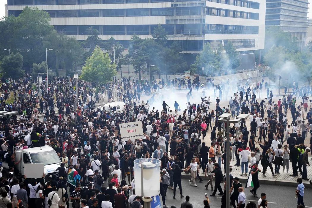 6月29日，法国上塞纳省楠泰尔市的抗议者。图源：外媒