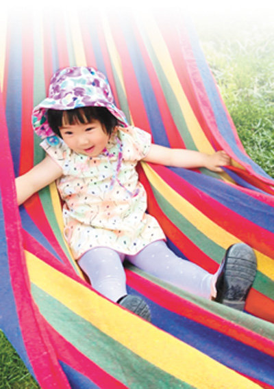 小朋友在北京市通州区城市绿心森林公园的露营区域玩耍。