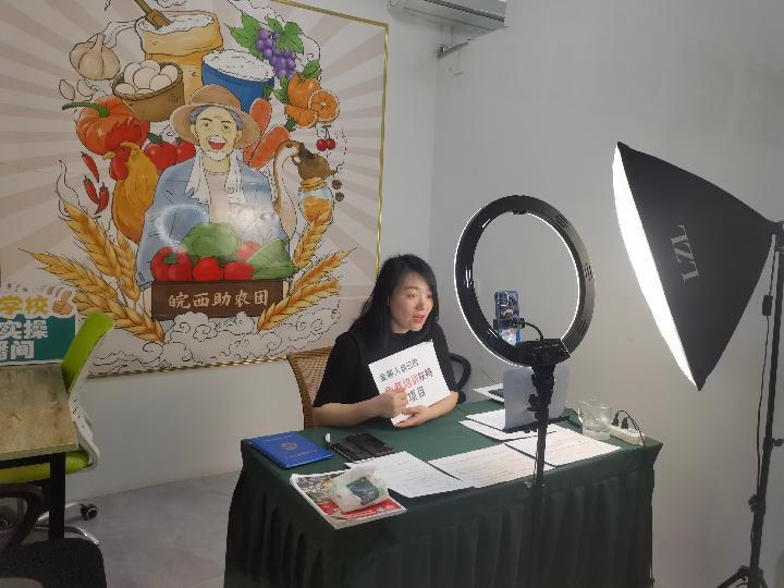 在金寨县电商服务中心,村民正在进行直播训练。新华社记者水金辰 摄