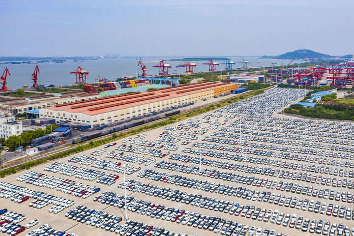 2022年8月19日，在安徽芜湖港朱家桥港区国际集装箱码头，整齐排列的汽车等待出口（无人机照片）。新华社发（肖本祥 摄）