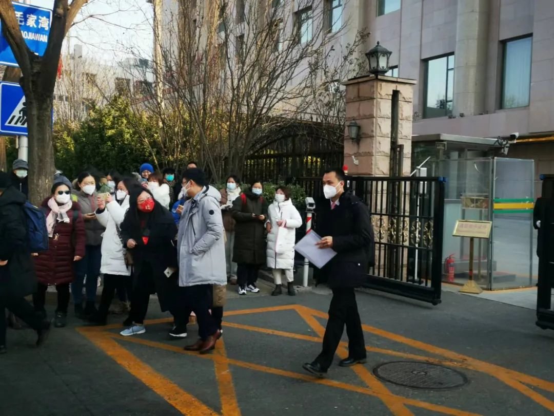 △ 上午10点,结束谈判的企业代表离开会议中心时被记者追问信息。拍摄:田为,下同